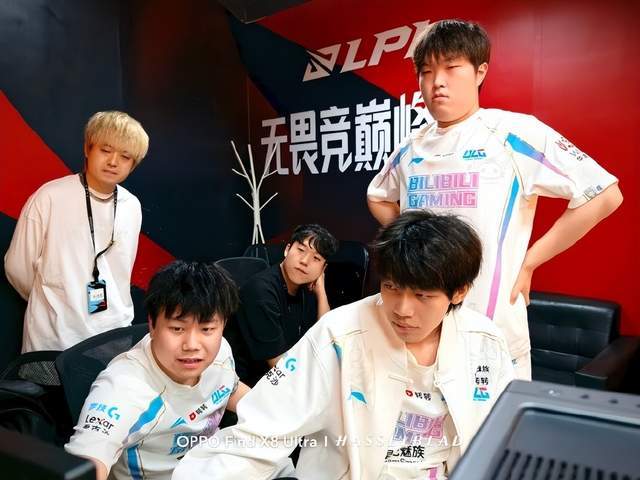 以其敏锐的 以其敏锐的